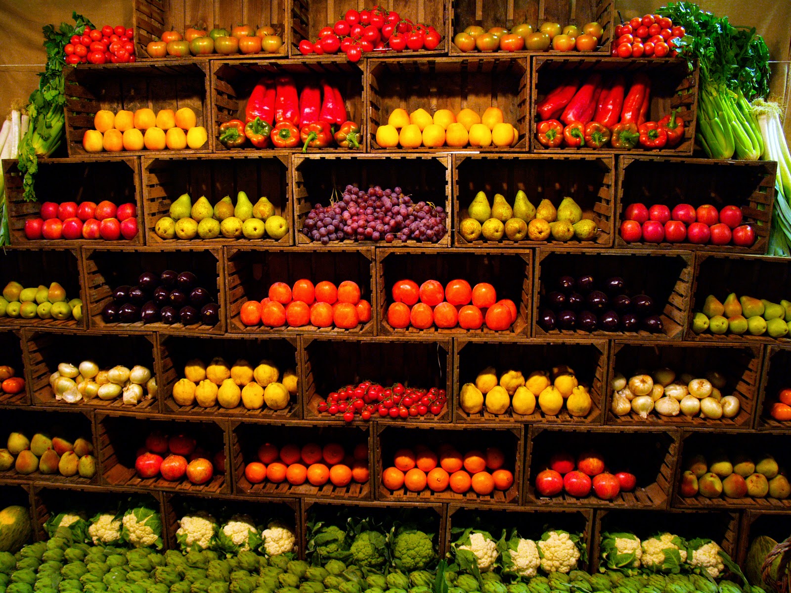 Прилавок с овощами и фруктами